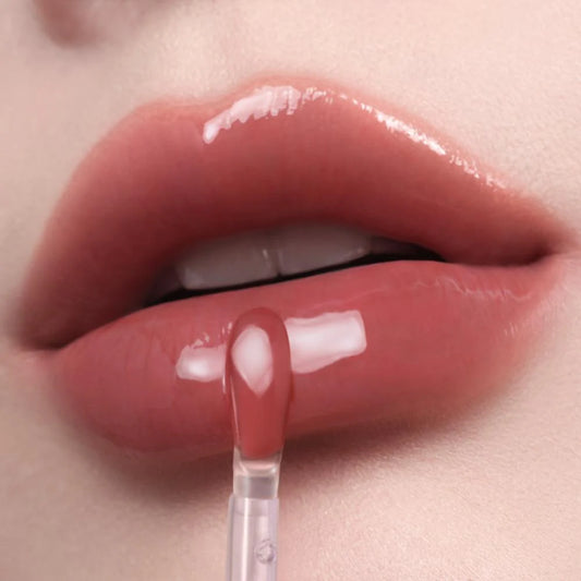 Close-up of a person applying lip gloss with a brush 3CE Drop Glow Gel KOOMIKO_Korean Skincare K-Beauty